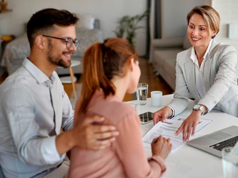 Podpis kupní smlouvy při prodeji nemovitosti